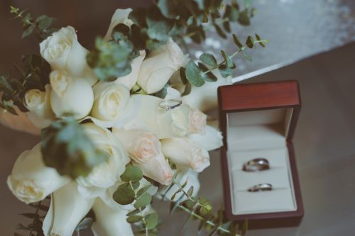 七八年級年薪百萬以上或有房男人